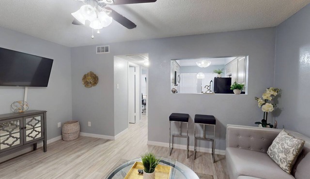 I841 – World Cup Stay - 18 min to AT&T - Sleeps 4 - Public Transit