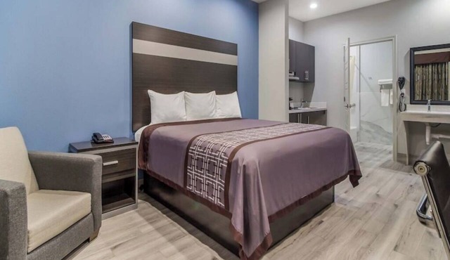 Ideal for Work Trips & Extended Stays l Queen Suite l Battleship Texas - 5 miles in Deer Park
