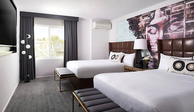 Ideal Group Getaway, 2 Spacious Stays, Pool & Near Beverly Hills Spots