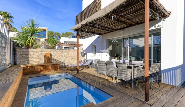 Illiade Room in Shared Villa with Pool and Terrace in Jacou