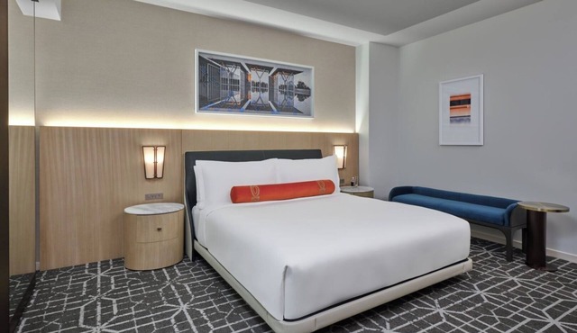 Immerse in Culture at Stylish Room Near Local Landmarks
