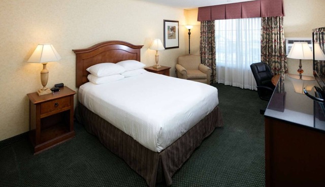 Inviting Room Perfect for Families or Couples in Eureka, CA - with Outdoor Pool!