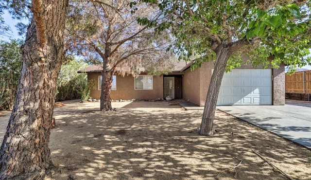Joshua Tree Escape with Private Yard and Hot Tub!