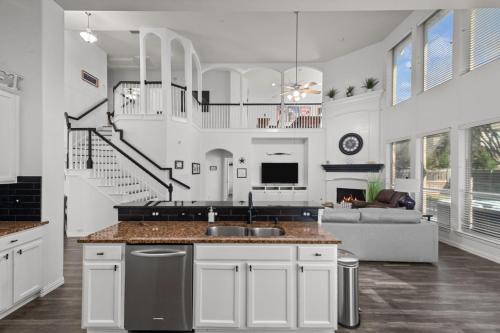 Keller Crown - Huge House Near Stadiums - Hot Tub & Pool Table