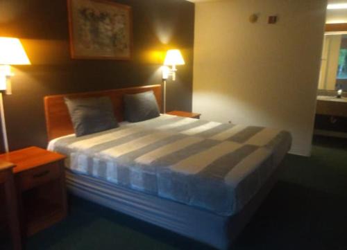 King Bed Hotel Studio 220