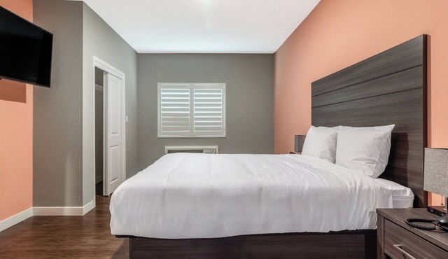 King Bed Suite, Scottish Inns, Guest Laundry, Near Bush Intercontinental