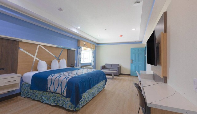 King Bed with Kitchenette Non-Smoking