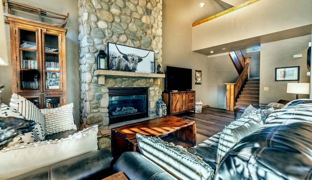 King Master Suite-Private: Hot Tub, Garage & Laundry-Walk to Lift-Free WIFI