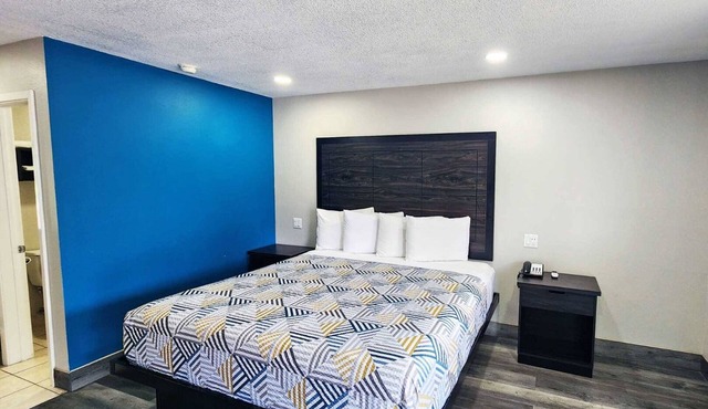 King Room with Kitchenette, Free Breakfast, and Parking!