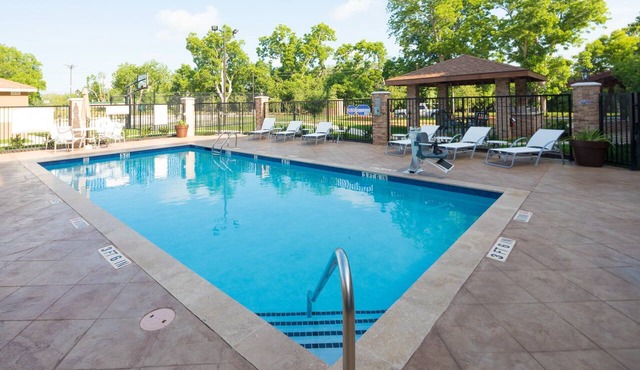 King Studio. Free Breakfast Buffet. Outdoor Pool.