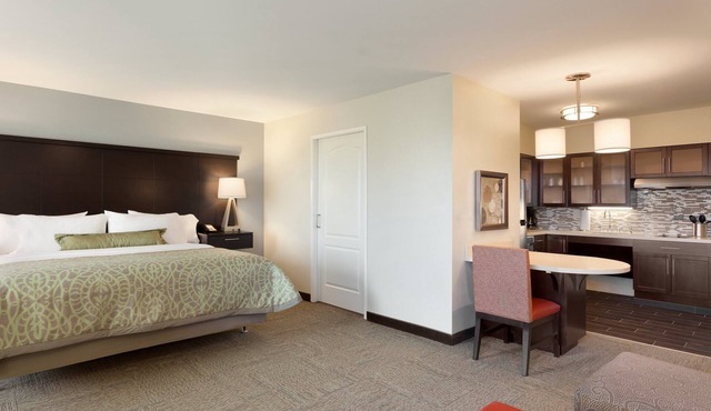 King Suite. Free Breakfast. Pool. Great for Business Travelers!