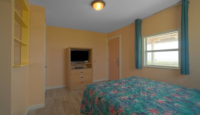 King Suite Near North Beach – Pet Friendly & Parking Spot