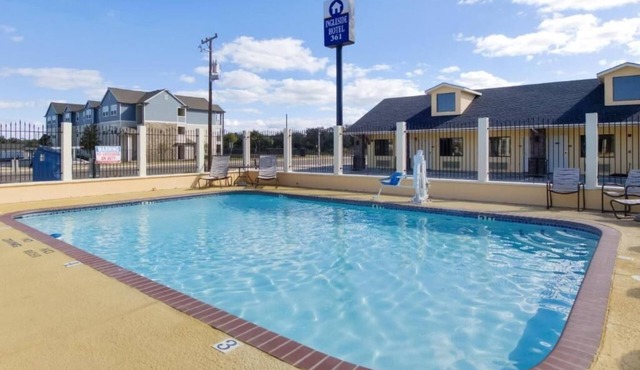 King Unit w/Free Breakfast + Pool Near Nature Preserve