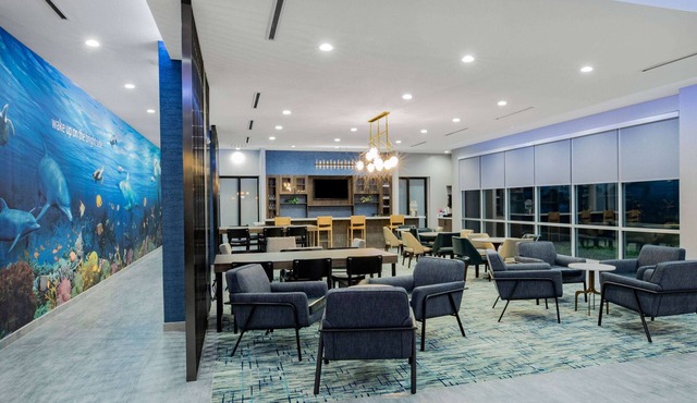 La Quinta Inn & Suites by Wyndham Galveston North at I-45