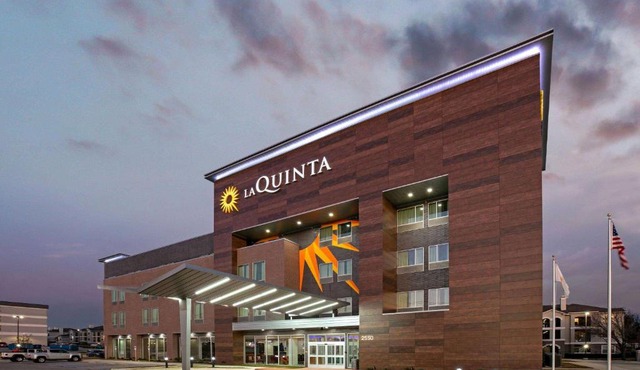 La Quinta Inn & Suites by Wyndham DFW Airport West-Glade