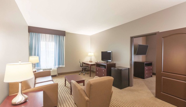 La Quinta Inn & Suites by Wyndham Houston Bush Intl Airpt E