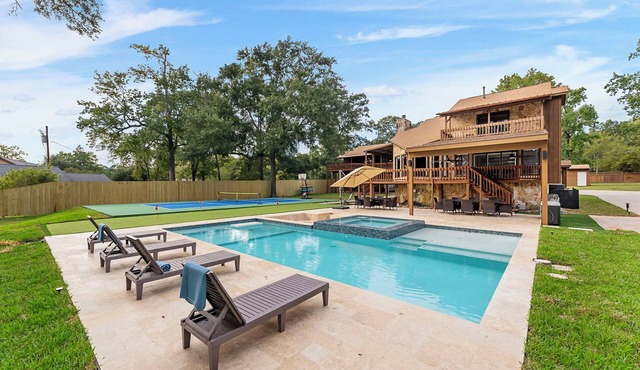 Lake Conroe Oasis: Pickleball, Pool/Spa, Gameroom!