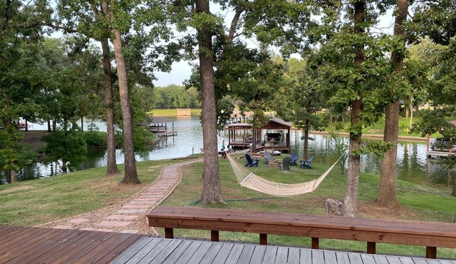 Lake House Gem: Cozy Waterfront Escape