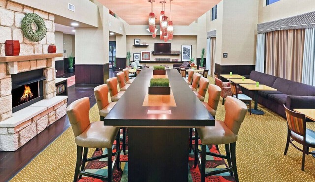 Lake Travis Getaway – King Studio w/Pool & Gym