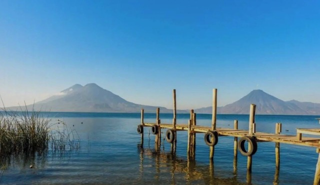 Lakefront 2-bedroom villa with stunning views of lake and mountains
