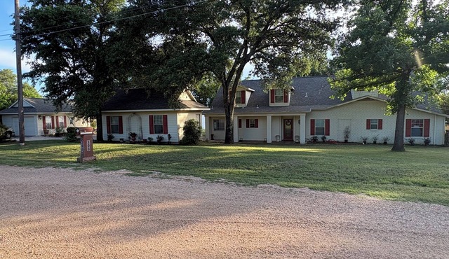 Lakefront family gathering haven. Sleeps 18. Private boat ramp. Boat available!