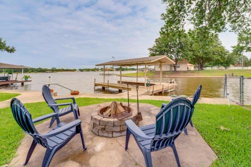 Lakefront Granbury Home w/Patio, Fire Pit & Dock!