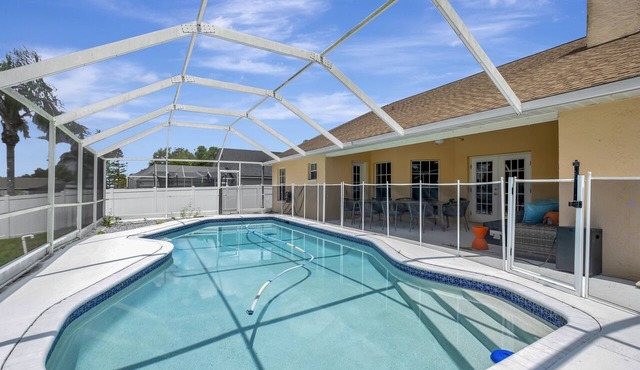 Lakefront Screened Pool Home, Sleeps 12 | Sunset Cove Retreat, Riverview in Riverview