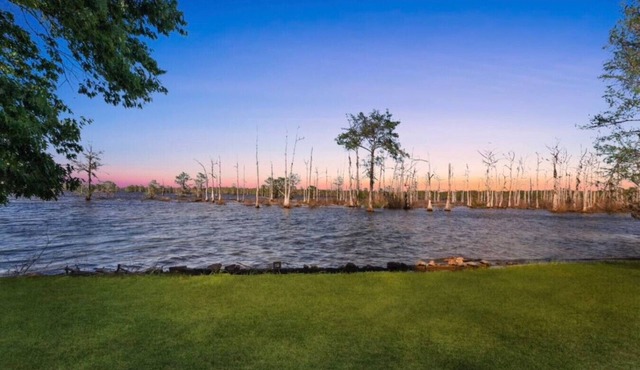 Lakefront small town getaway!