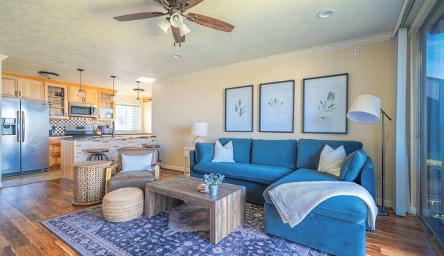 Lakefront stay with designer touches, boat parking & family-friendly perks.