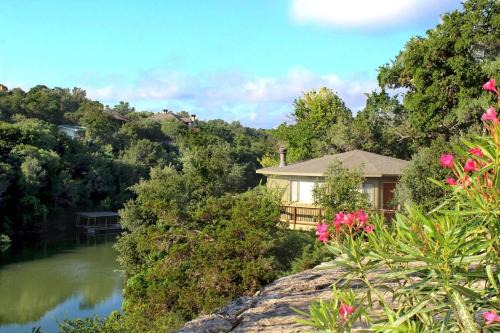 Lakefront Treehouse on Lake Travis Pool & Hot Tub