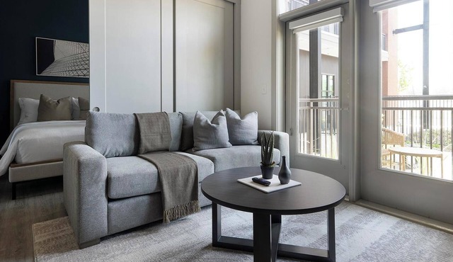 Landing | Beautiful Studio, Pool, Courtyard