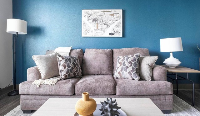 Landing | Chic 2BD, Gym