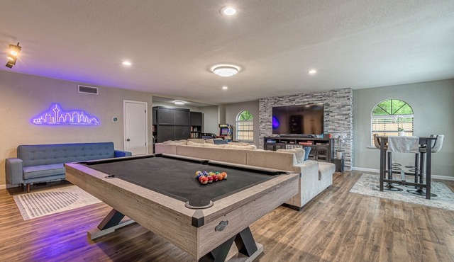 Large Spacious House w/Pool Table/Fire Pit! Close to Downtown,The Pearl,Airport
