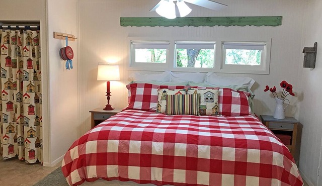 Large, Stunning & Cheery Private Farmhouse Style Apartment with King Bed & Patio