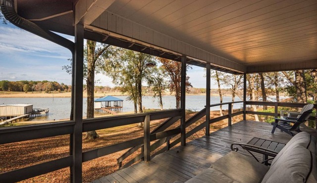 LARGE WATERFRONT+Private Boat Dock for your boat, Fishing, Remodeled+4 Kayaks!