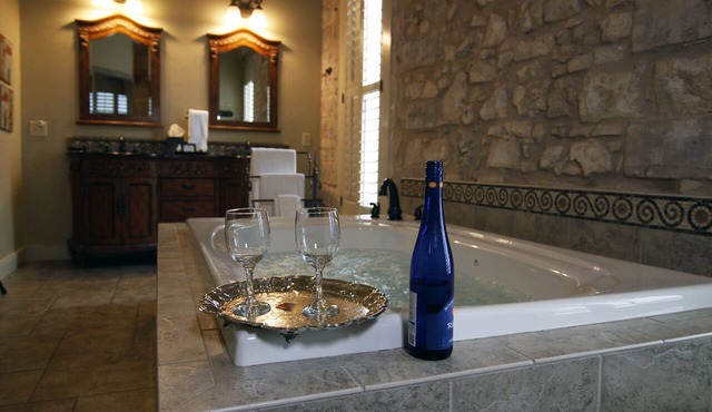 Legacy Suite on Main St in central downtown, jacuzzi tub, ask about Wine Tours!