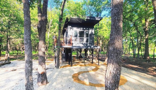 Little Luxe Romantic Treehouse Cabin