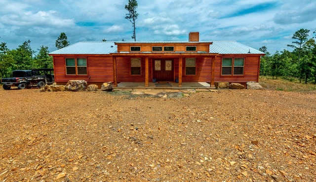 Log cabin in the woods - channel access, kayaks, canoe, firepit, dog-friendly