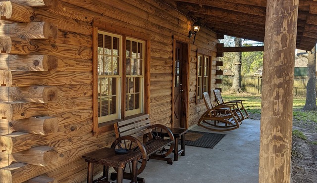 Log Cabin on 1 acre! Fire Pit and fast wifi! Country Home close to Everything!