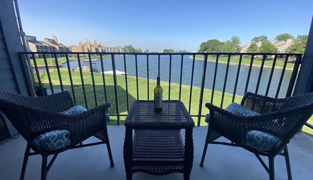 Lovely 2b/2b Condo With Great Lake Conroe View!