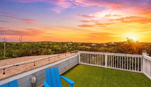 Lovely home on 2+ acres with views, firepit & outdoor kitchen - wedding perfect