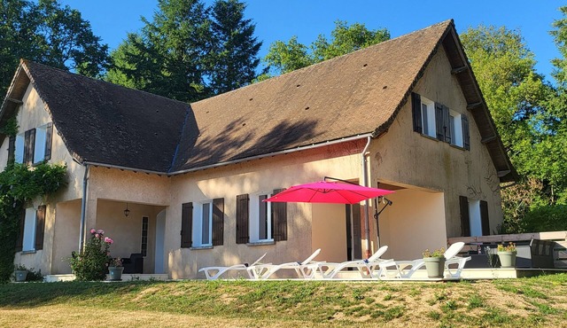 Lovely Modern 6-Bed Retreat Near 3 Swimming Lakes, Perfect for Families in Saint-Mathieu