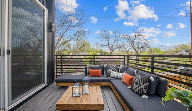 Luminous Renovated Cottage Near Downtown