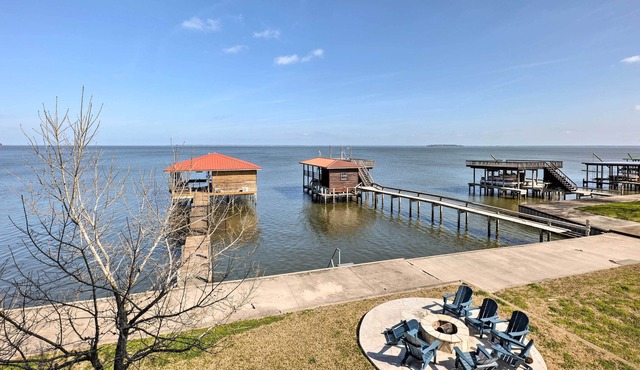 Lux Lakefront Coldspring Home: Boathouse & Kayaks!
