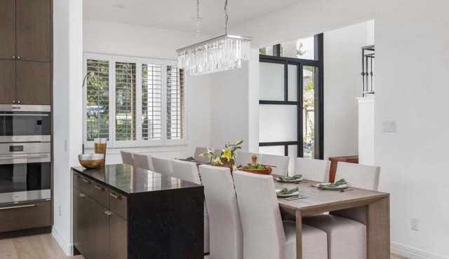 🌴 Luxe Austin Escape with Pool + Gym | Outdoor Kitchen | Victoria ☀️ in Austin
