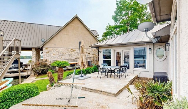 Luxe Lakefront Retreat With Private Pool, Spa, Lakeside Terrace, Gourmet Kitchen