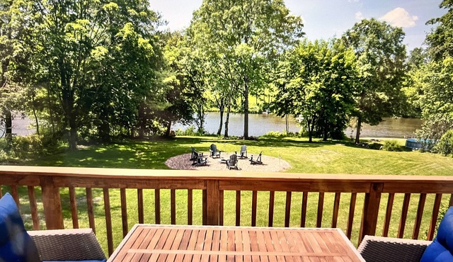 Luxe Waterfront Retreat w/Infrared Sauna & Red Light. Near New Paltz in wallkill