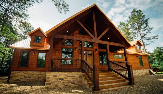 Luxurious Cabin W/large Game Room,playground,jacuzzi! On 1 acre!