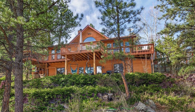 Luxurious Mountain Escape on 14 acres with Hot Tub