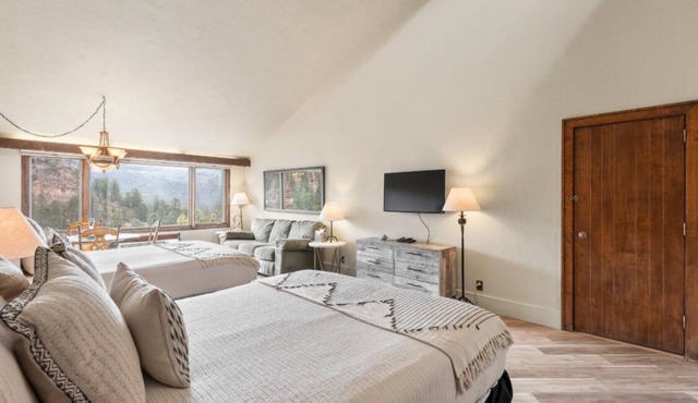 Luxurious studio condo in lovely Durango, Colorado. Stay and Play year round.